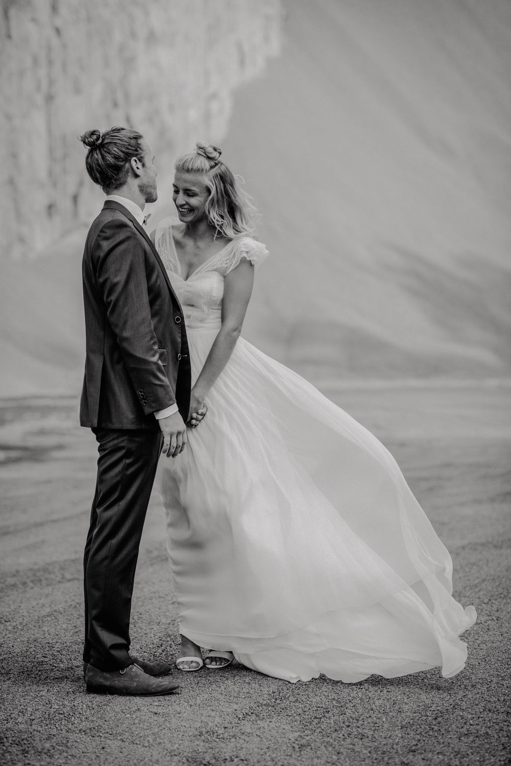 Brautpaar steht sich gegenüber und hält sich an den Händen