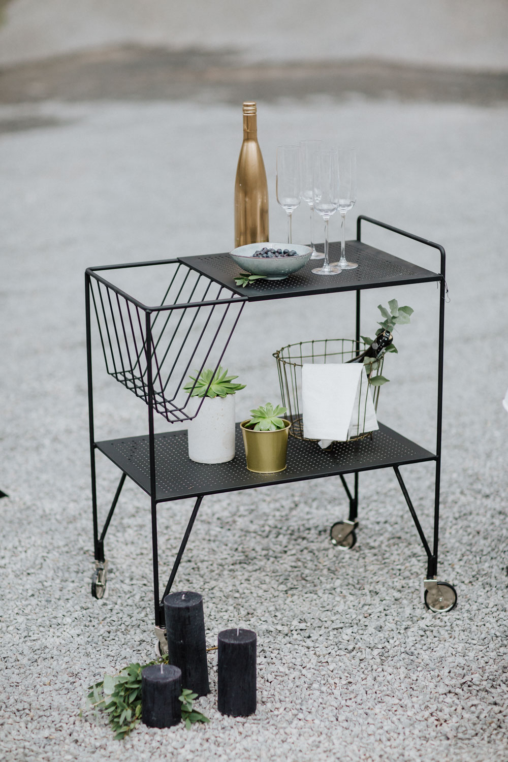 Schwarzer Barwagen mit minimalistischer Deko