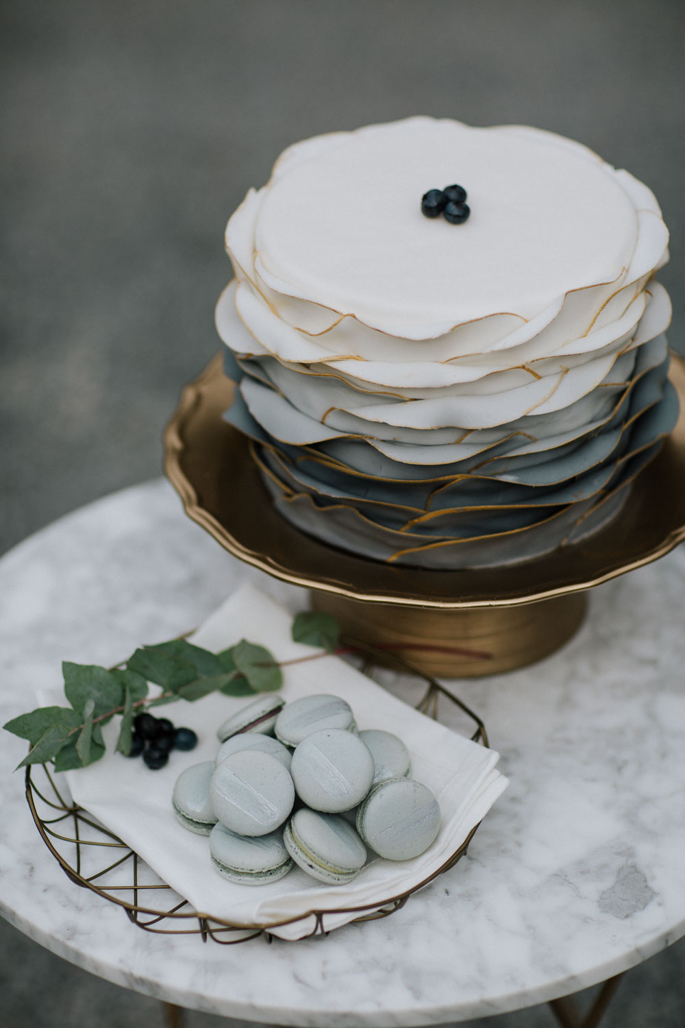 Gestapelte Keramikteller mit Macarons und Beeren