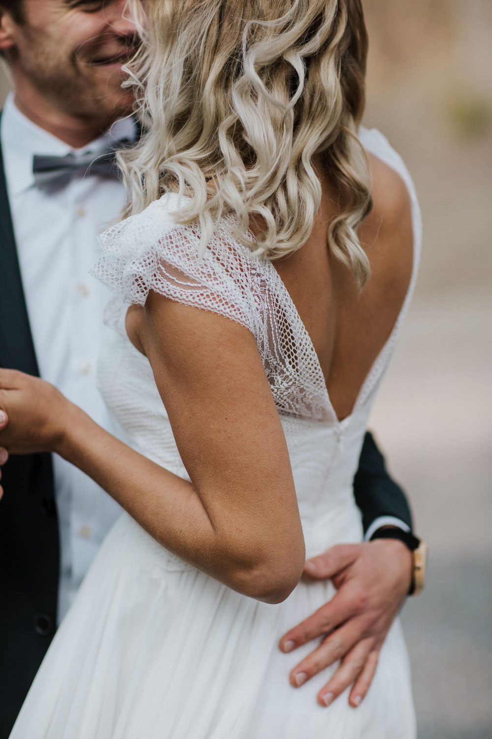 Nahaufnahme vom Rücken der Braut und der Umarmung