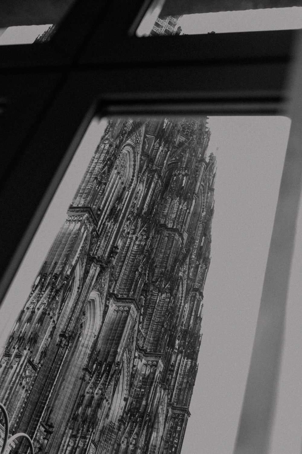 Kölner Dom durch Hotelfenster, Schwarz-Weiß-Perspektive
