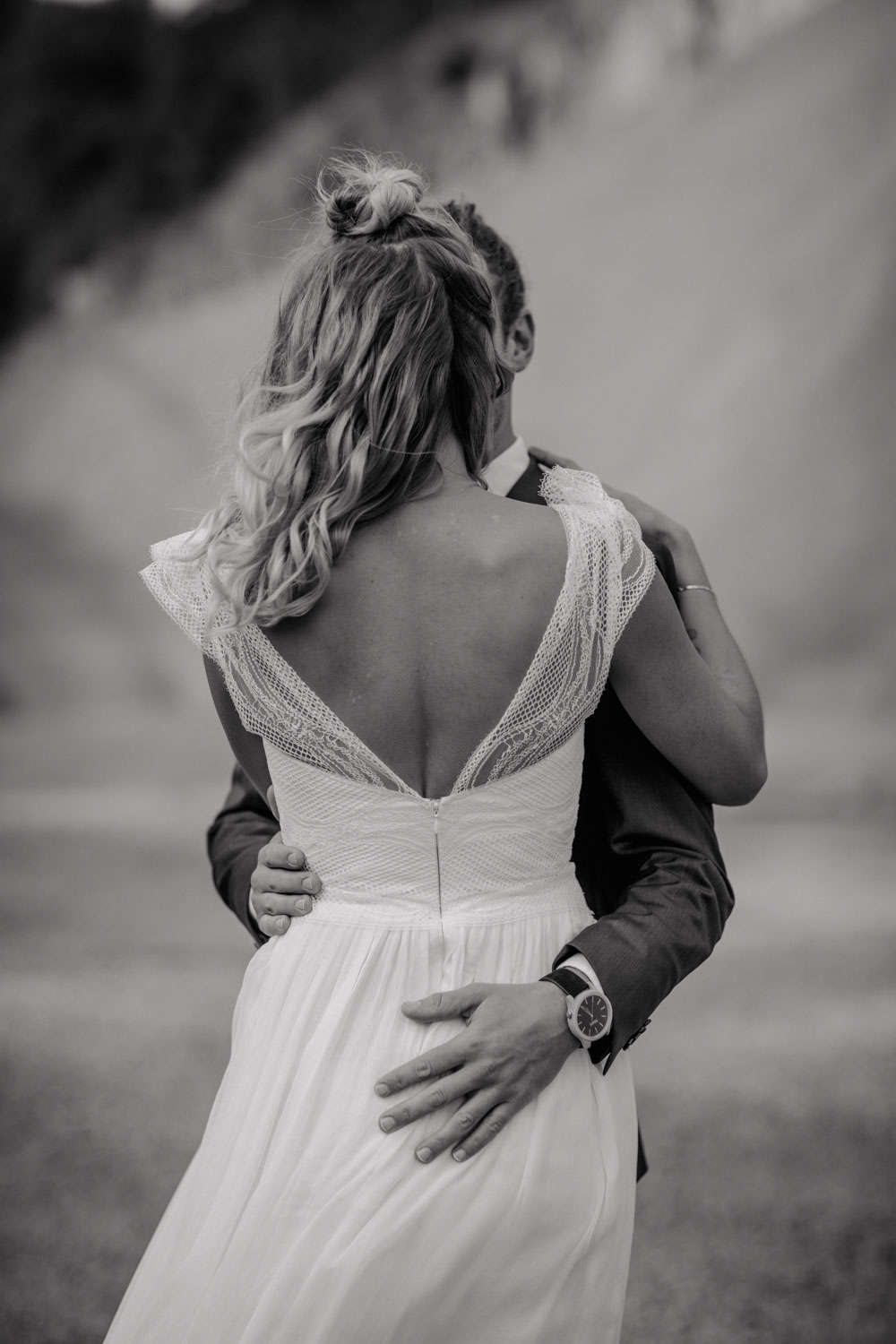 Schwarz-Weiß-Foto einer ruhigen Umarmung