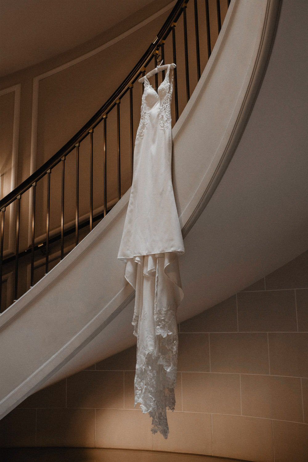Brautkleid hängt über Hoteltreppe im Excelsior Hotel Köln