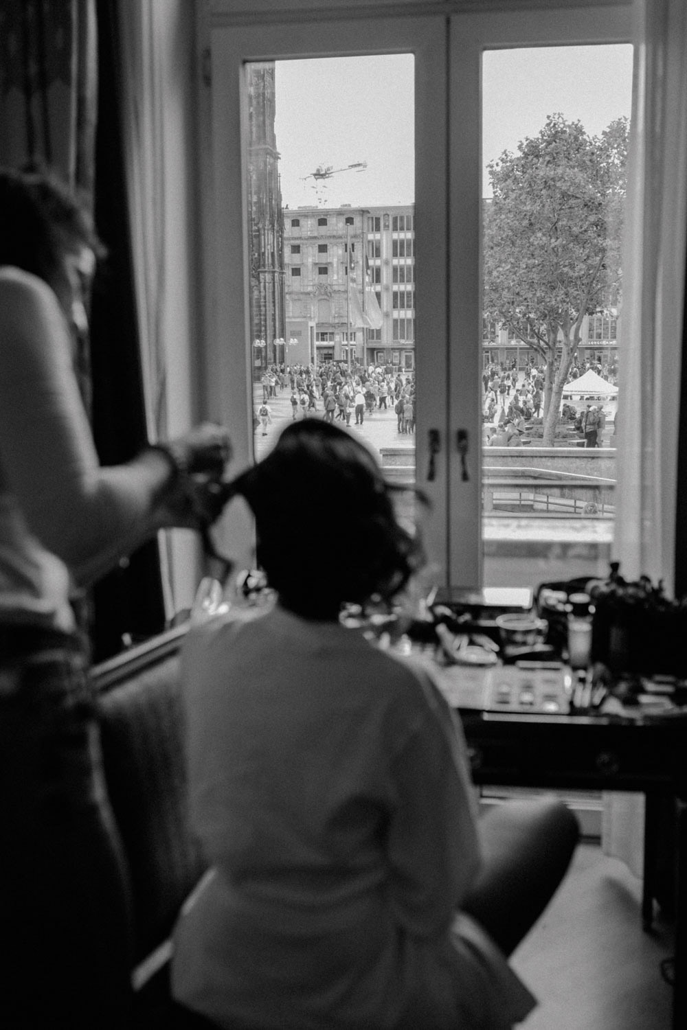 Braut wird frisiert mit Blick auf Domplatte Köln