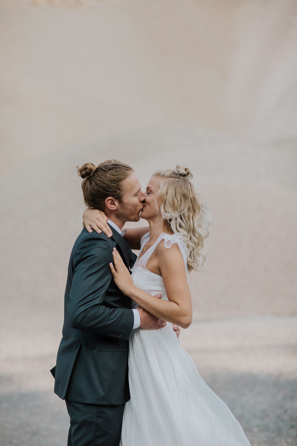 Brautpaar lacht sich an bei enger Umarmung