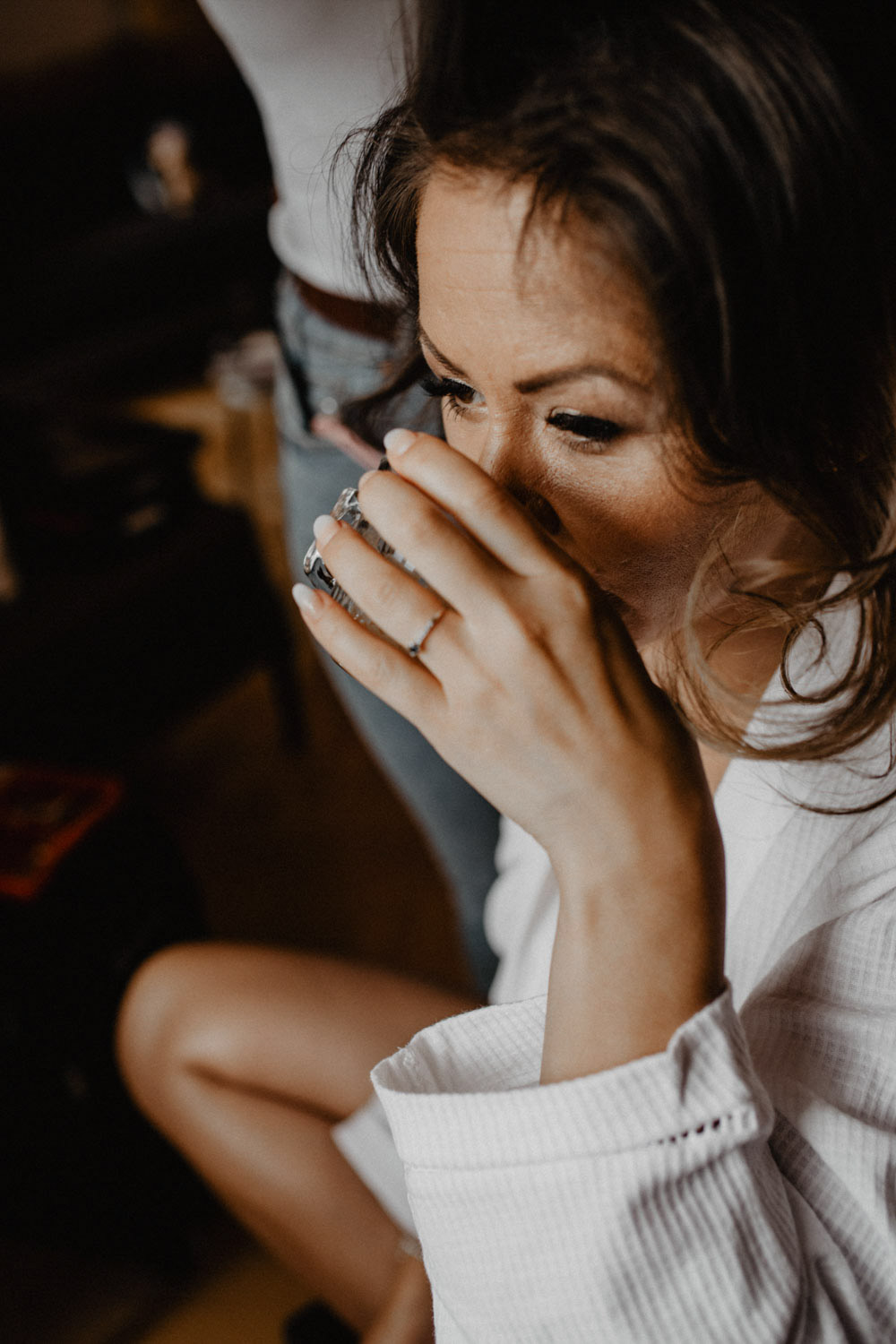 Braut trinkt Kaffee während des Stylings