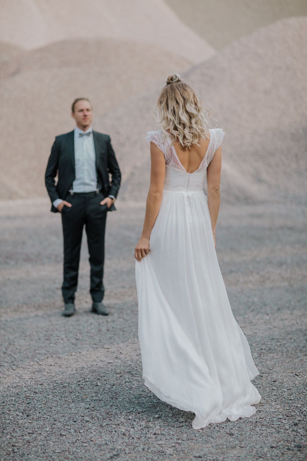 Bräutigam steht ruhig, Braut bewegt sich auf ihn zu