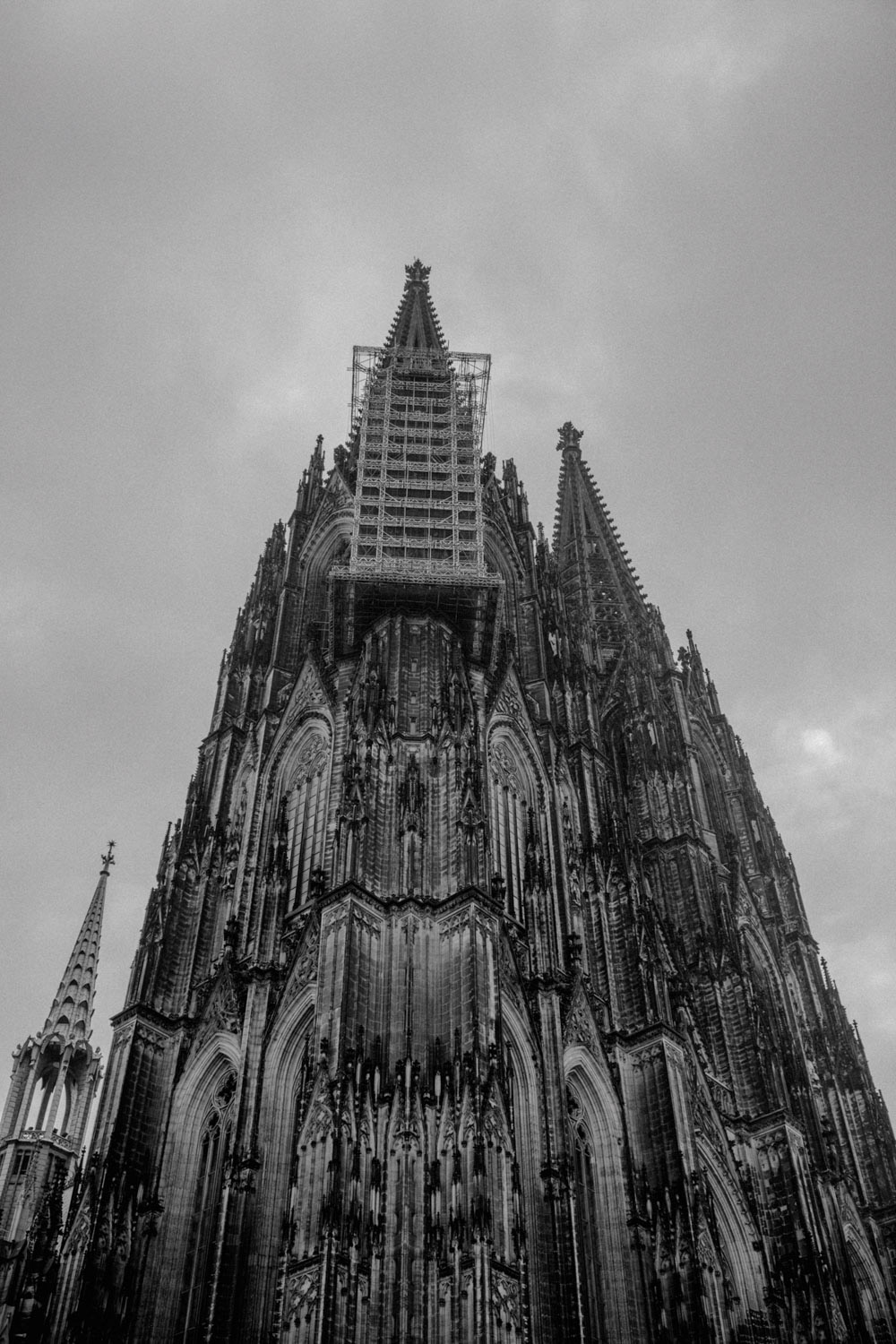 Kölner Dom frontal mit Baugerüst in Schwarz-Weiß