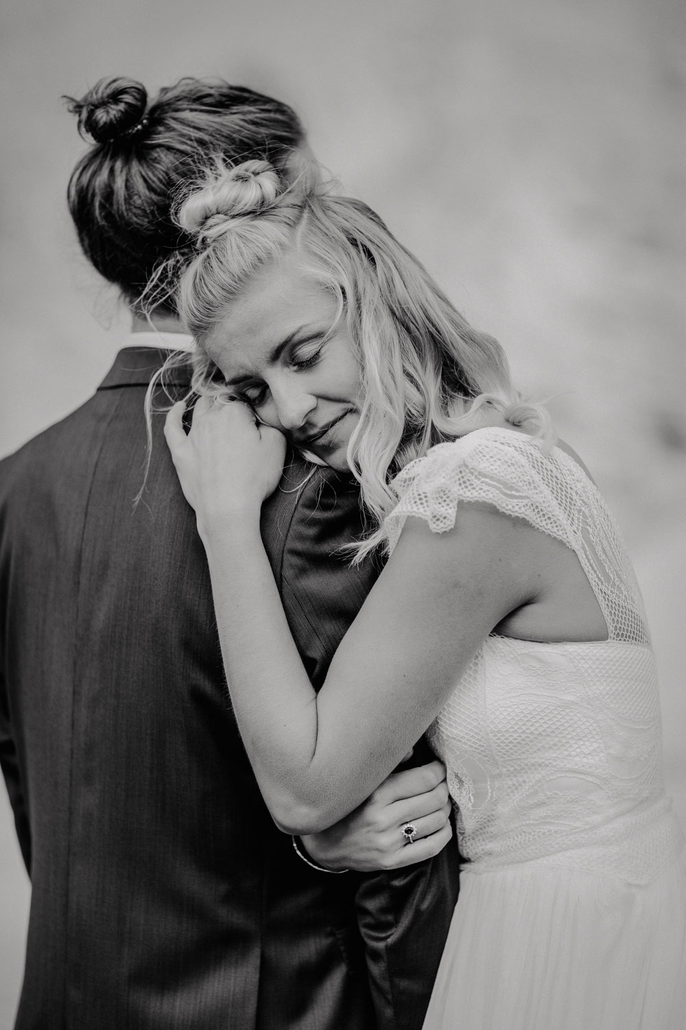 Braut schmiegt sich an Bräutigam, Emotion im Gesicht