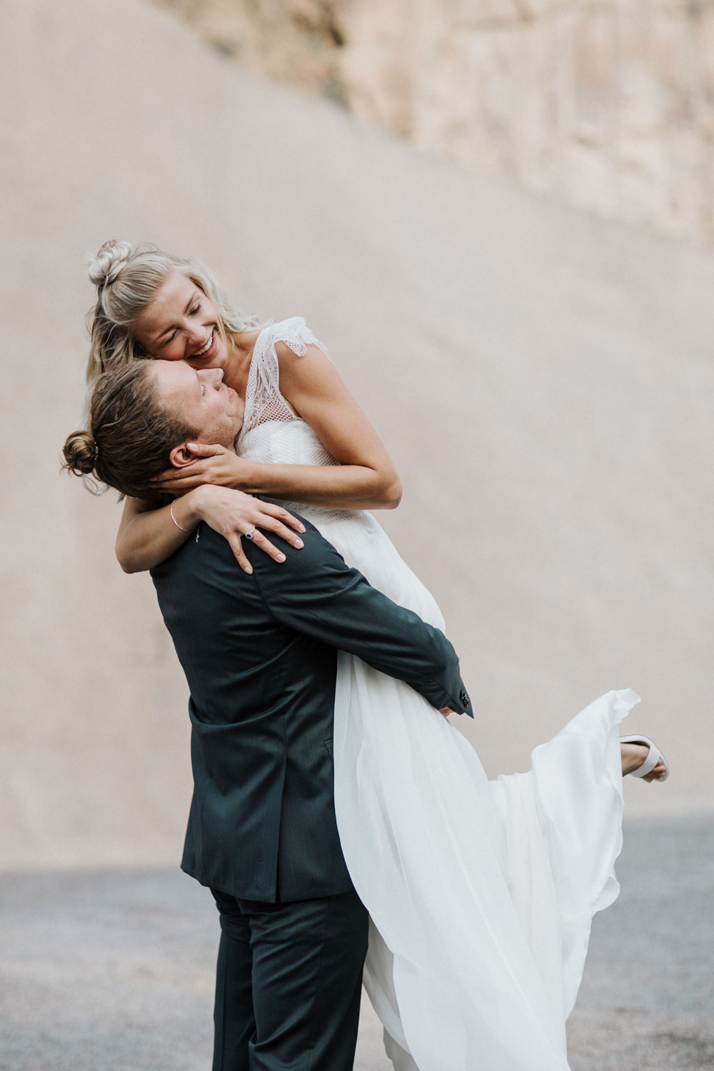 Braut und Bräutigam halten sich eng und herzlich