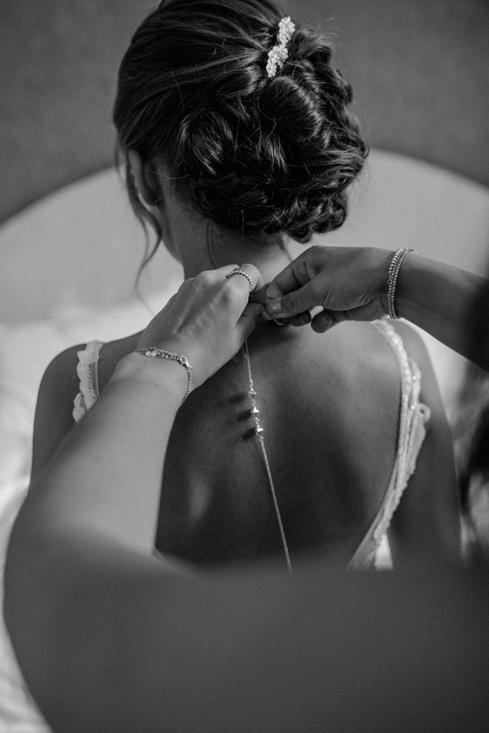 Kette wird der Braut umgelegt, Schwarz-Weiß-Porträt