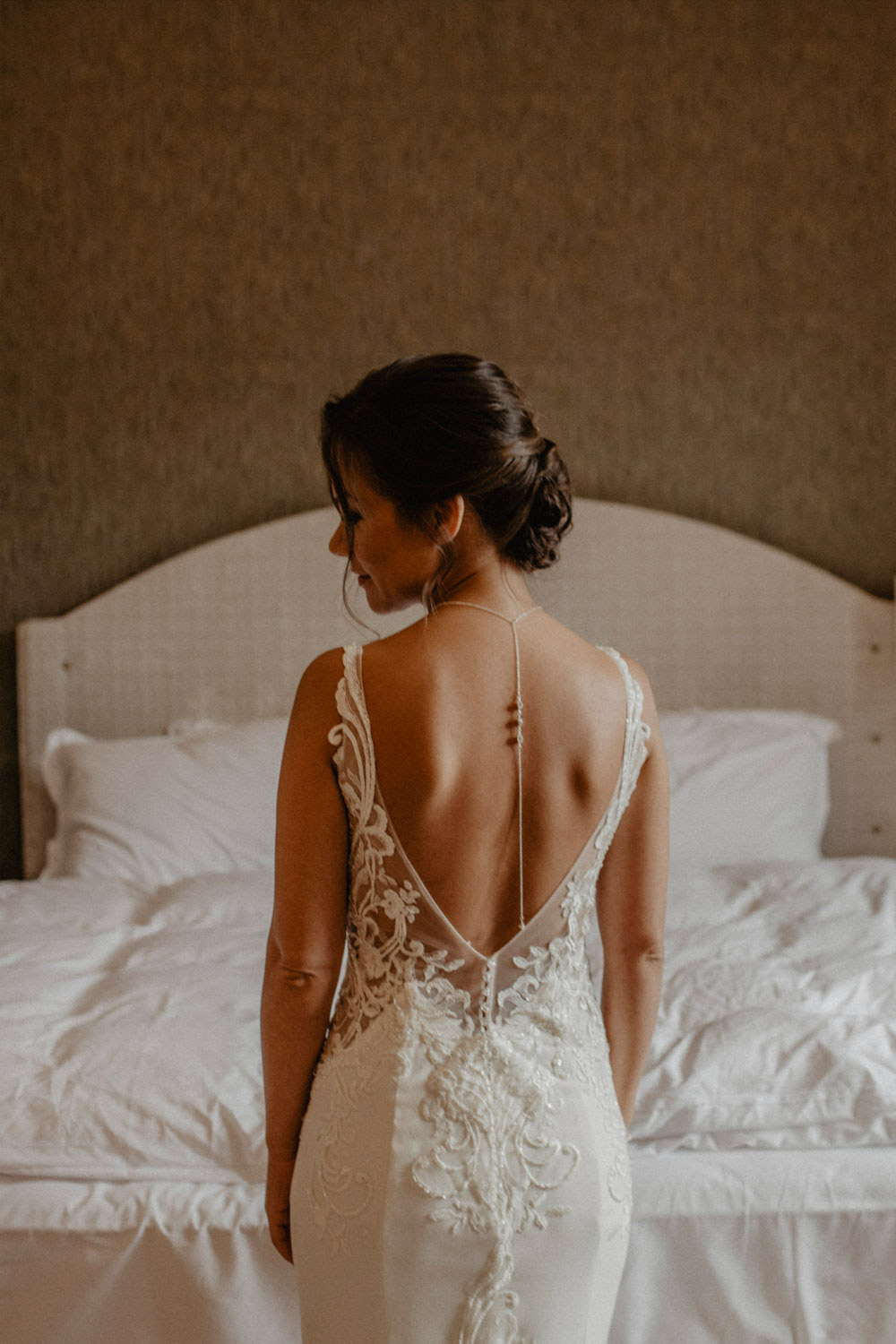 Nahaufnahme des Rückenausschnitts mit Brautkette