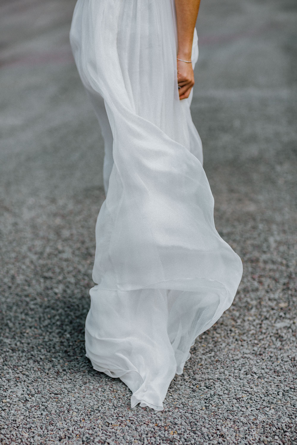 Saum des Kleides weht über den Boden