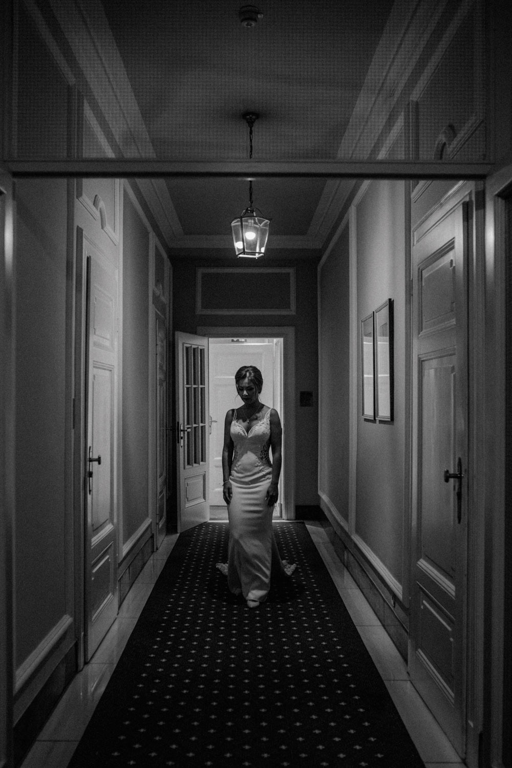 Braut im Flur des Hotels, Schwarz-Weiß