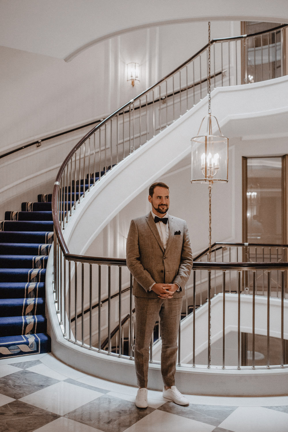Bräutigam wartet im Treppenhaus des Hotels
