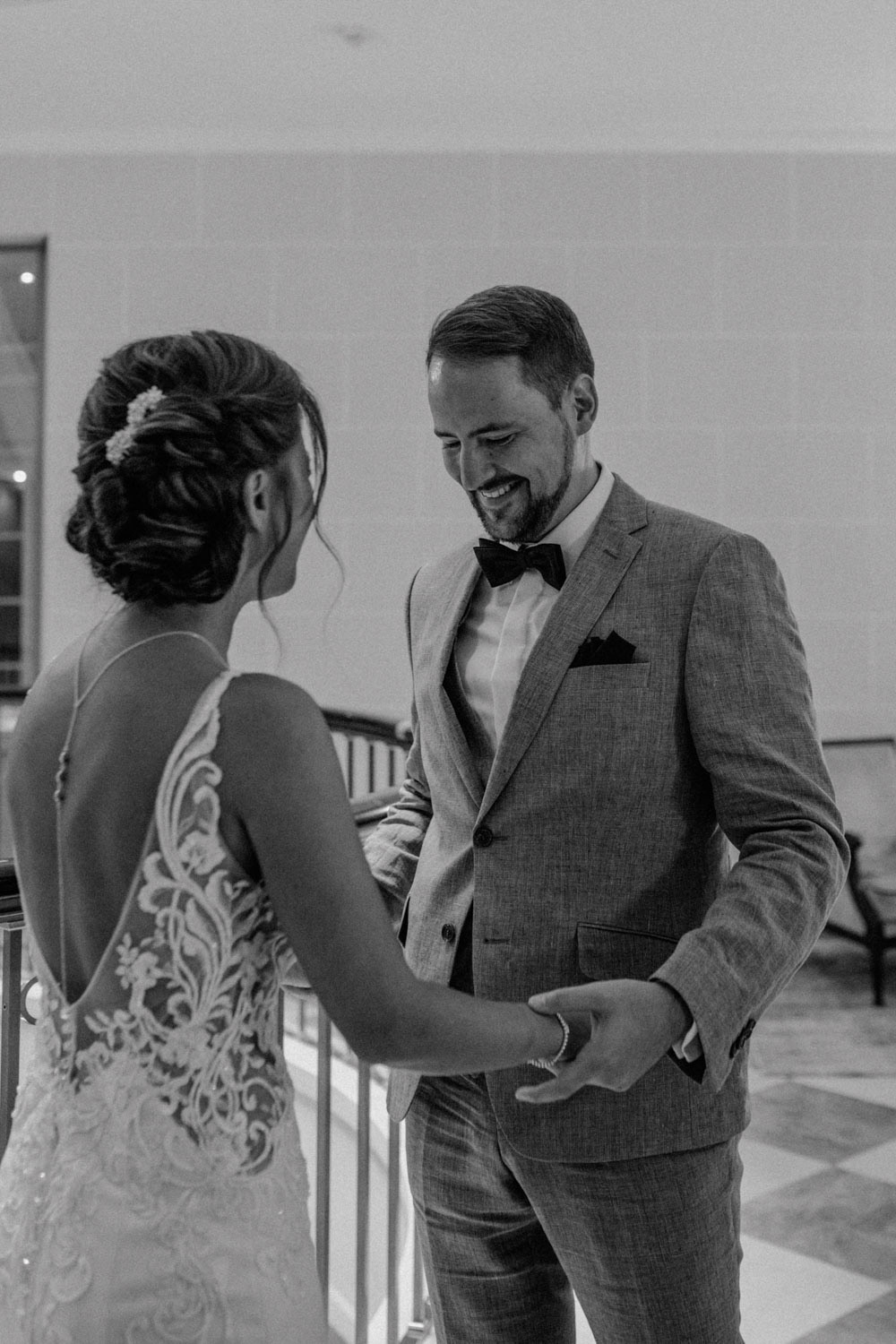 Bräutigam lacht, als er die Braut zum ersten Mal sieht