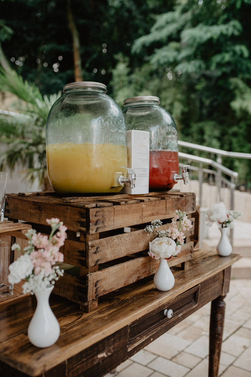 Getränkestation mit Saftgläsern und Blumen draußen
