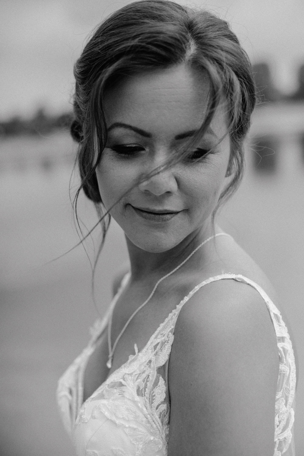 Nahaufnahme vom Brautgesicht mit wehendem Haar