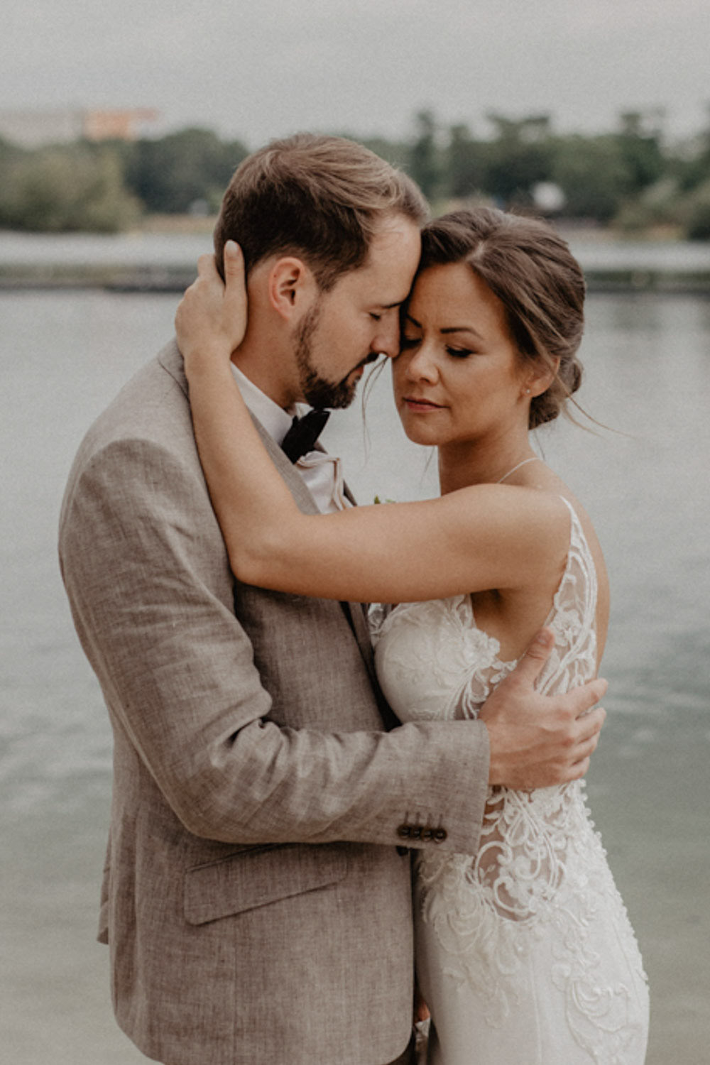 Brautpaar umarmt sich innig am Fühlinger See nach der Trauung