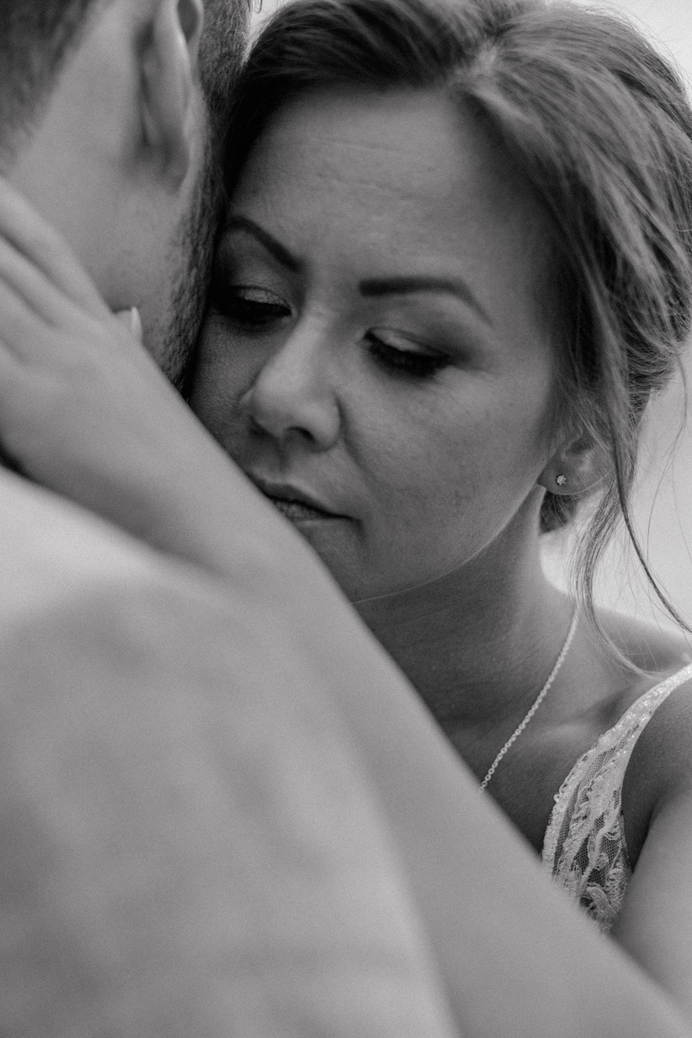 Emotionale Nahaufnahme der Braut bei freier Trauung am See