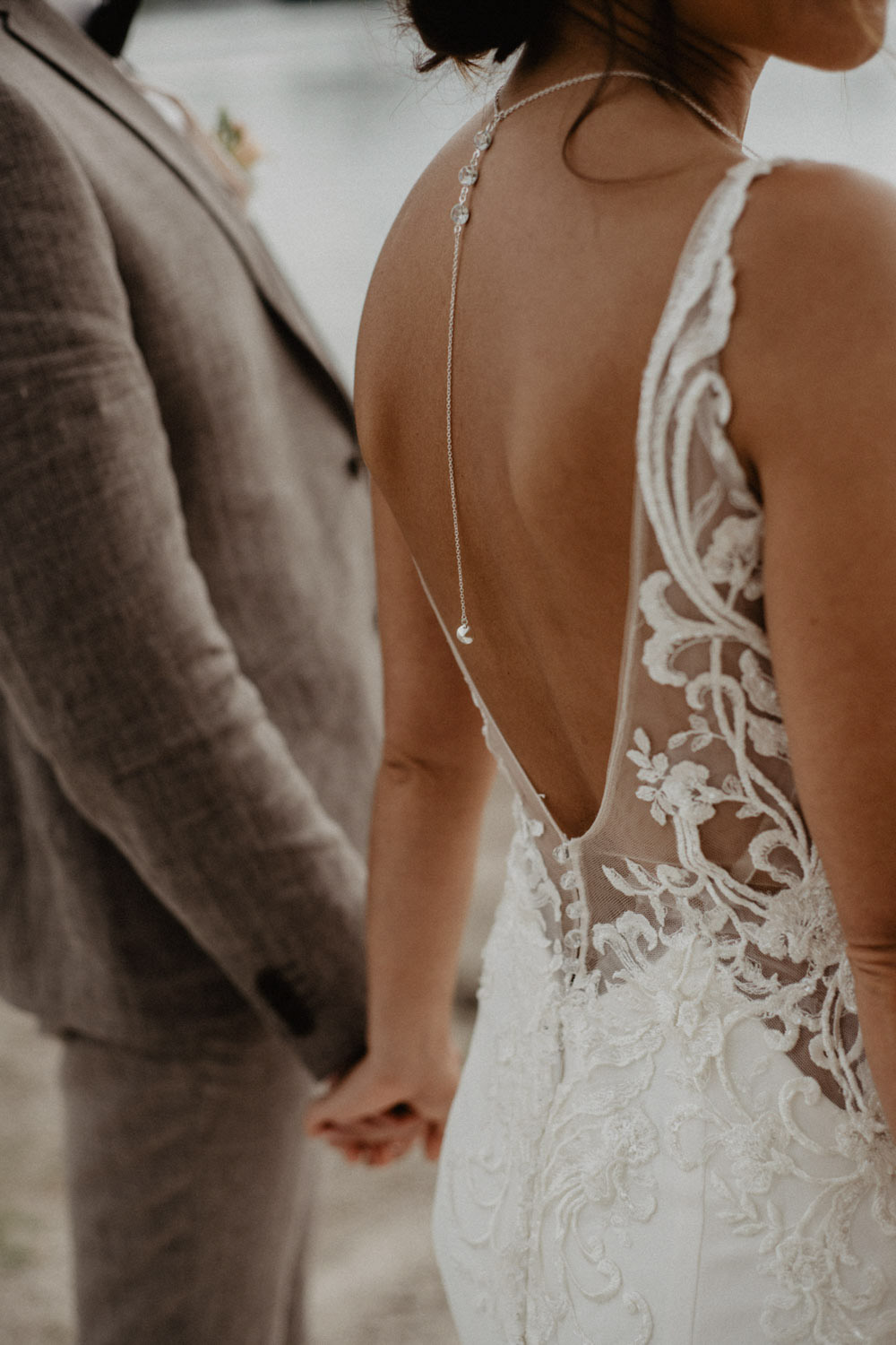 Rückenansicht der Braut im Spitzenkleid beim Paarshooting