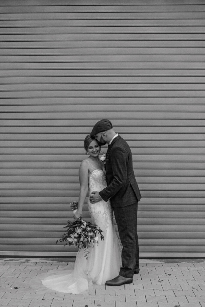 Bräutigam küsst die Stirn der Braut – inniger Moment