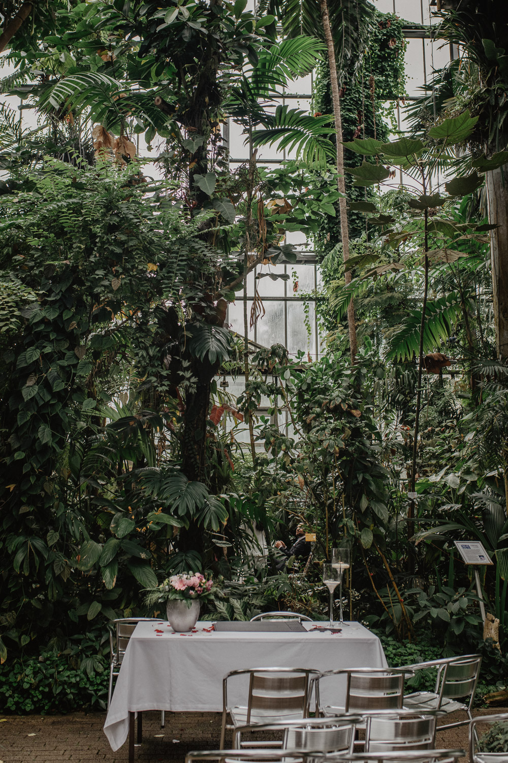 Trautisch im Regenwaldhaus mit tropischem Flair