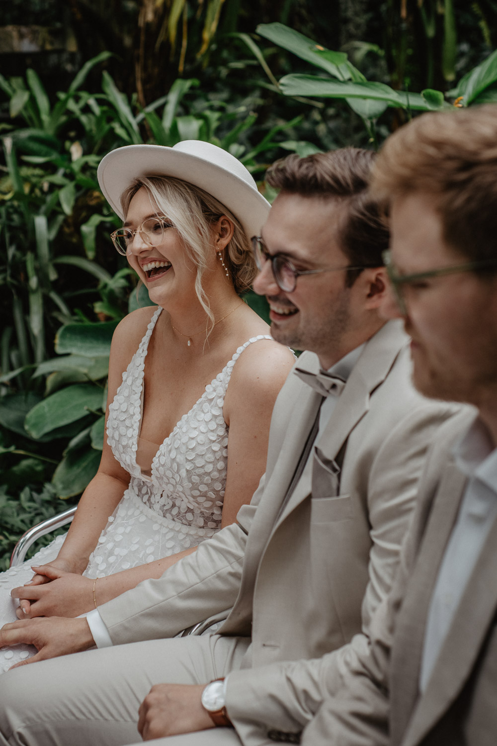 Brautpaar lacht während der Trauung im Regenwaldhaus
