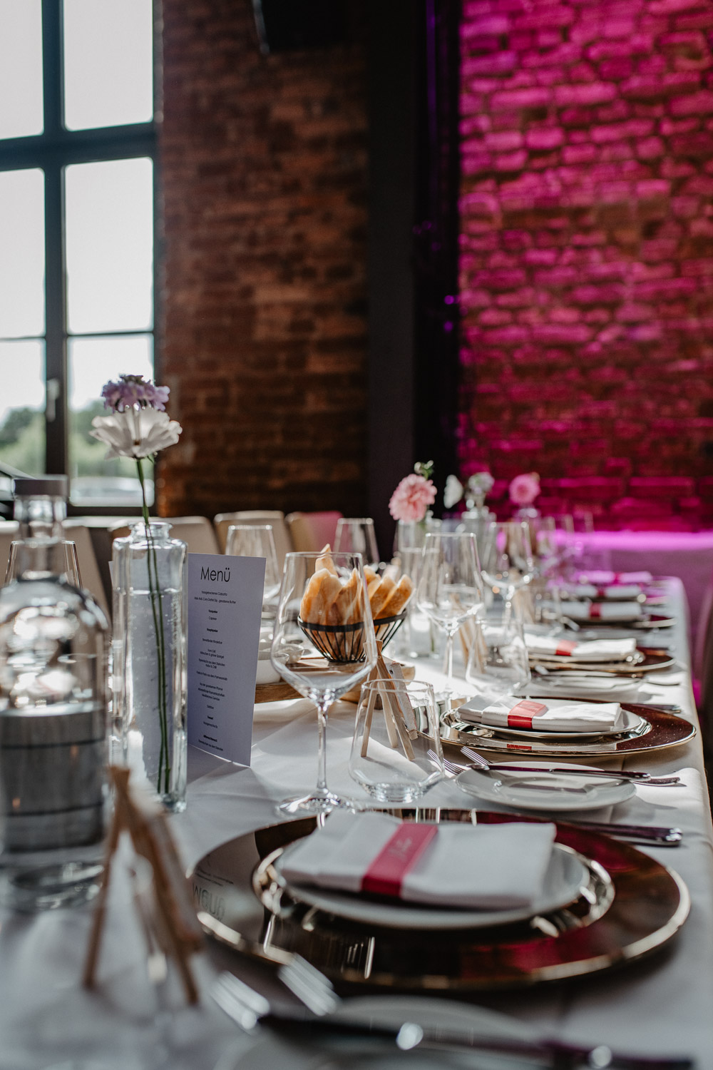 Festlich gedeckter Tisch mit Menükarte und Brot