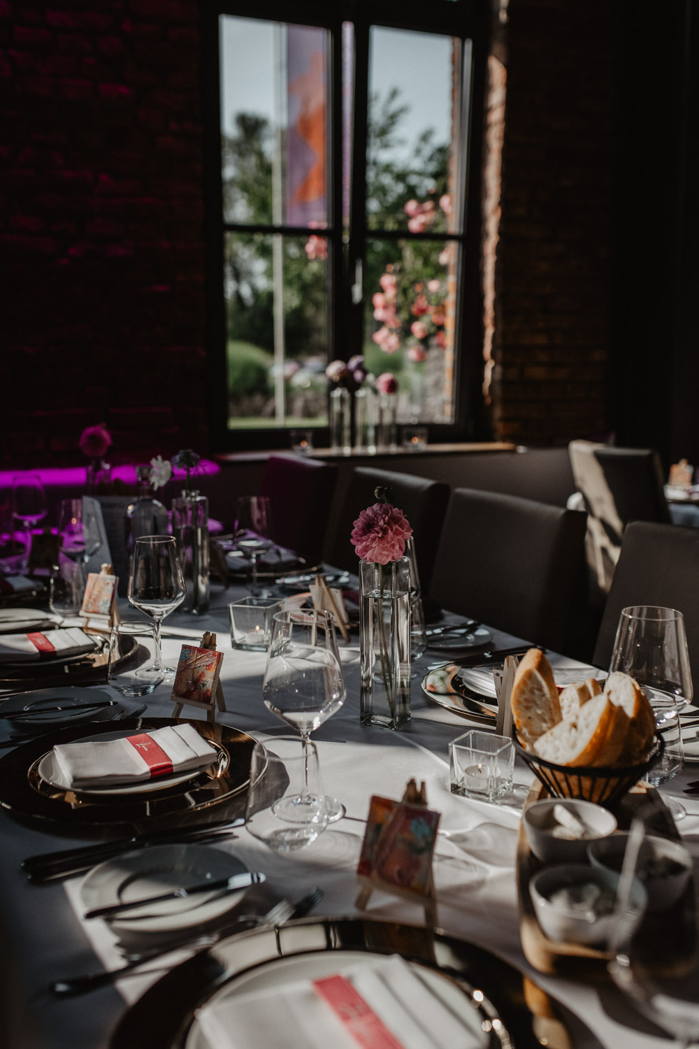Hochzeitstisch im Licht mit Blumen und Brot
