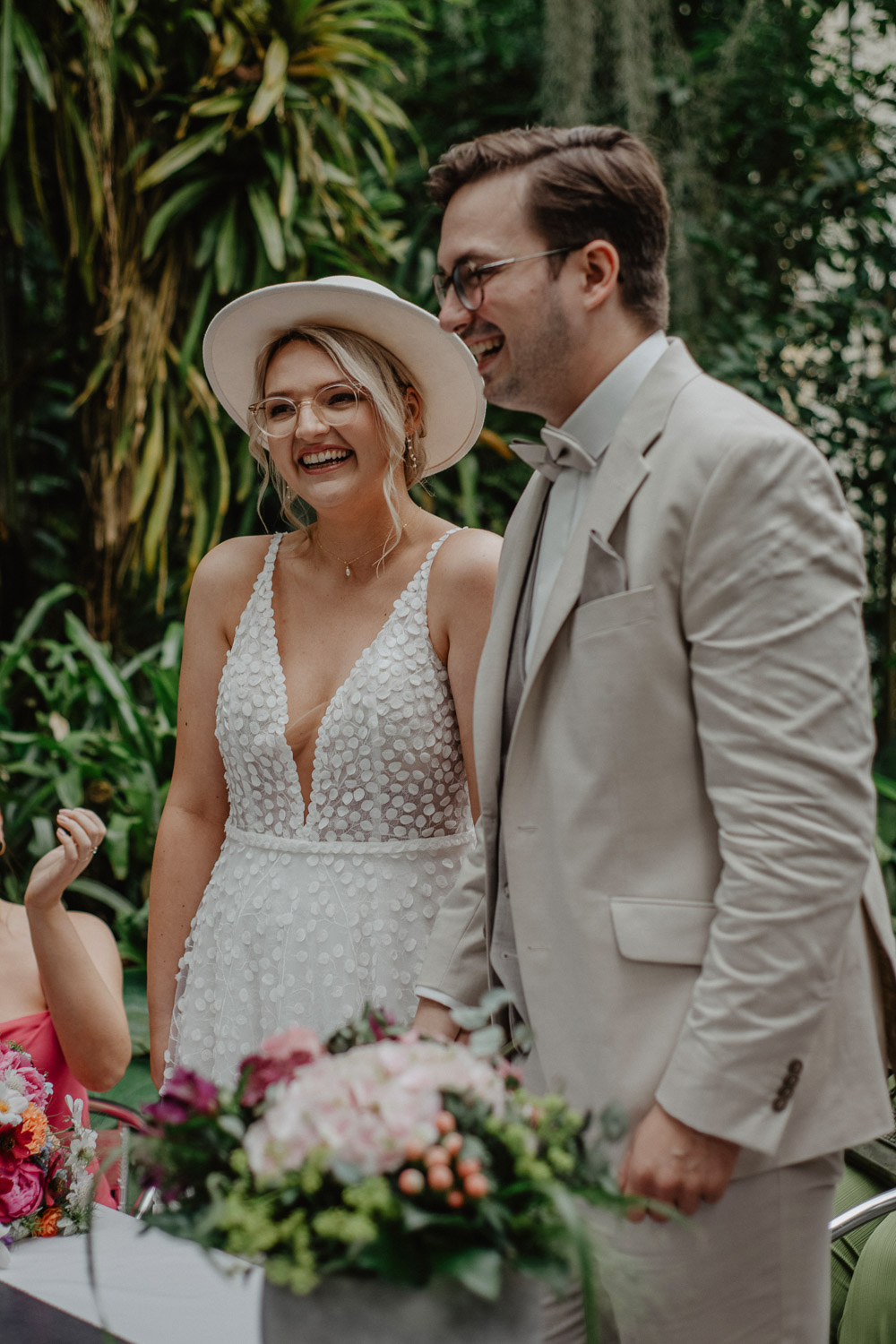 Brautpaar lacht bei der Trauung im Botanischen Garten Osnabrück