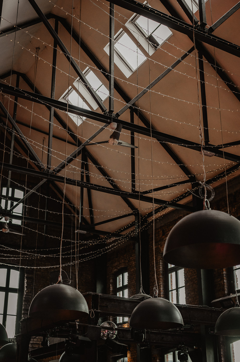 Decke mit Stahlträgern und Lichterketten im Beverland