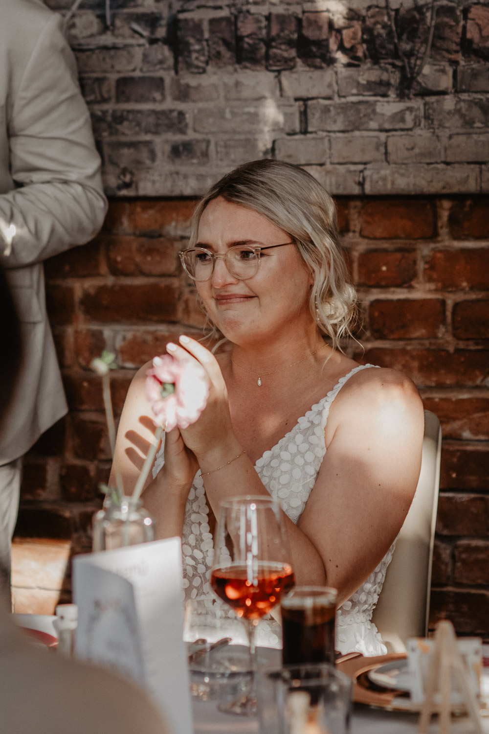 Braut klatscht mit Tränen in den Augen bei Rede