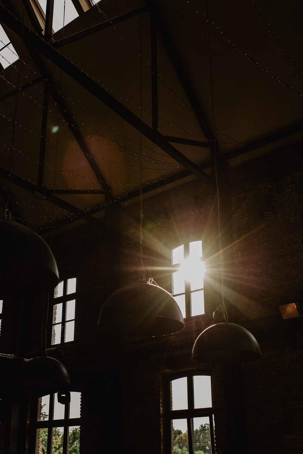 Sonnenlicht fällt durch hohe Fenster in den Hochzeitssaal