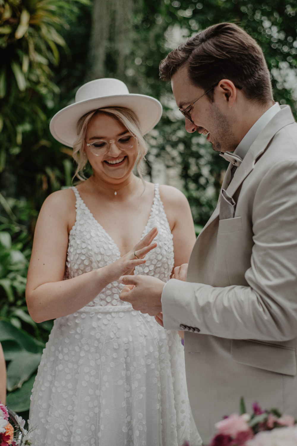 Braut steckt dem Bräutigam im Regenwaldhaus den Ehering an