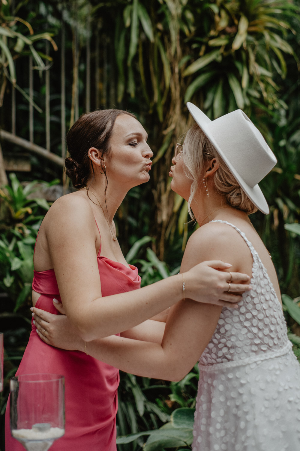 Braut küsst Schwester bei der Gratulation