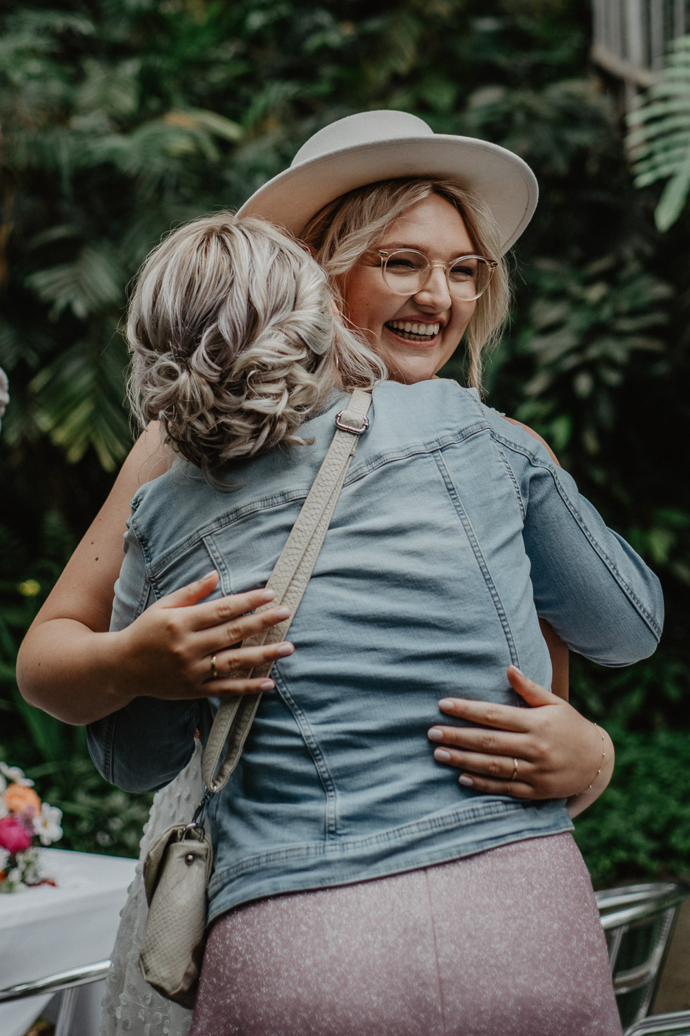 Braut umarmt herzlich eine Hochzeitsgästen