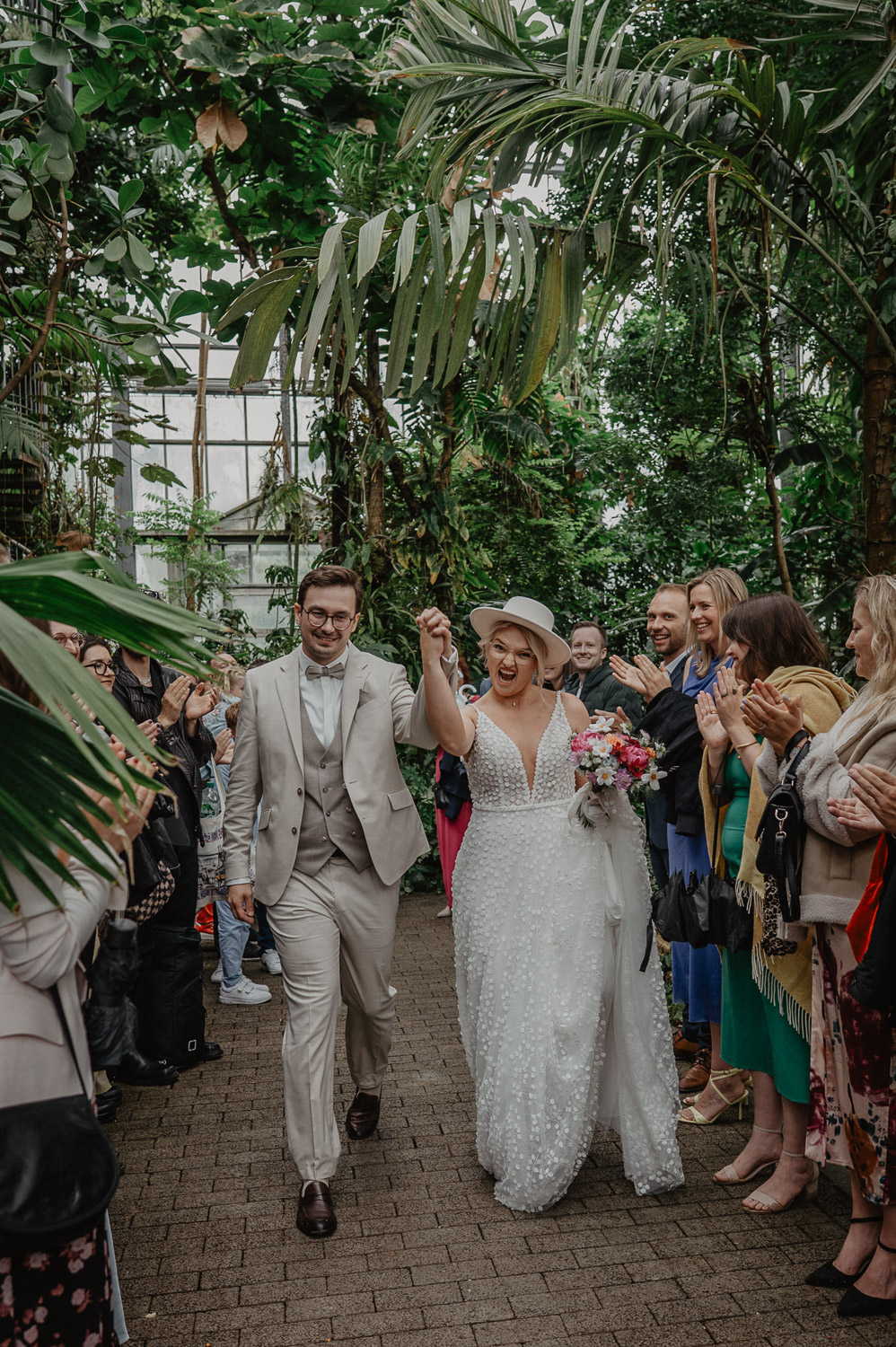 Brautpaar zieht nach der Trauung durch den Blättergang