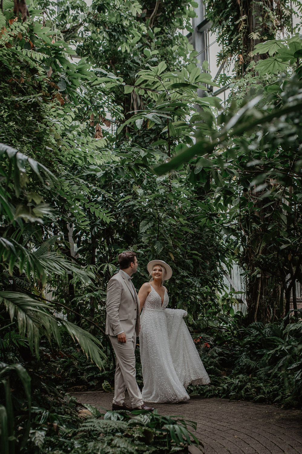 Brautpaar geht Hand in Hand durch das Tropenhaus Osnabrück
