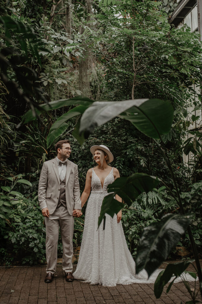 Brautpaar hält sich an den Händen im Tropenhaus Osnabrück