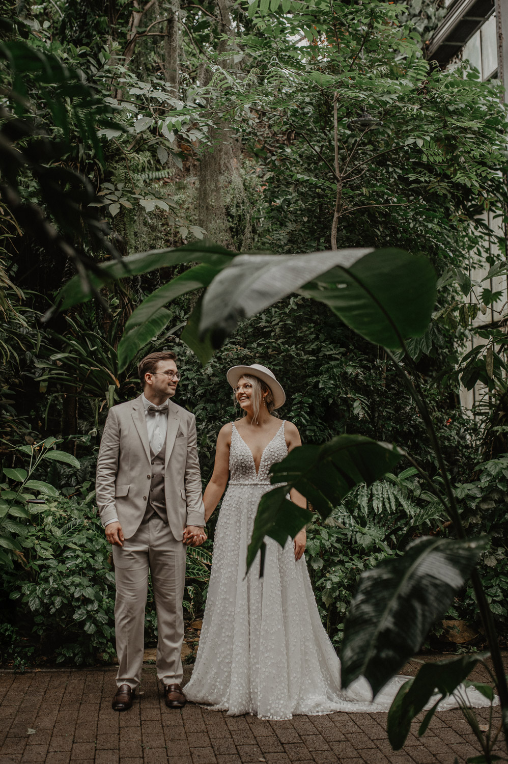 Brautpaar hält sich an den Händen im Tropenhaus Osnabrück