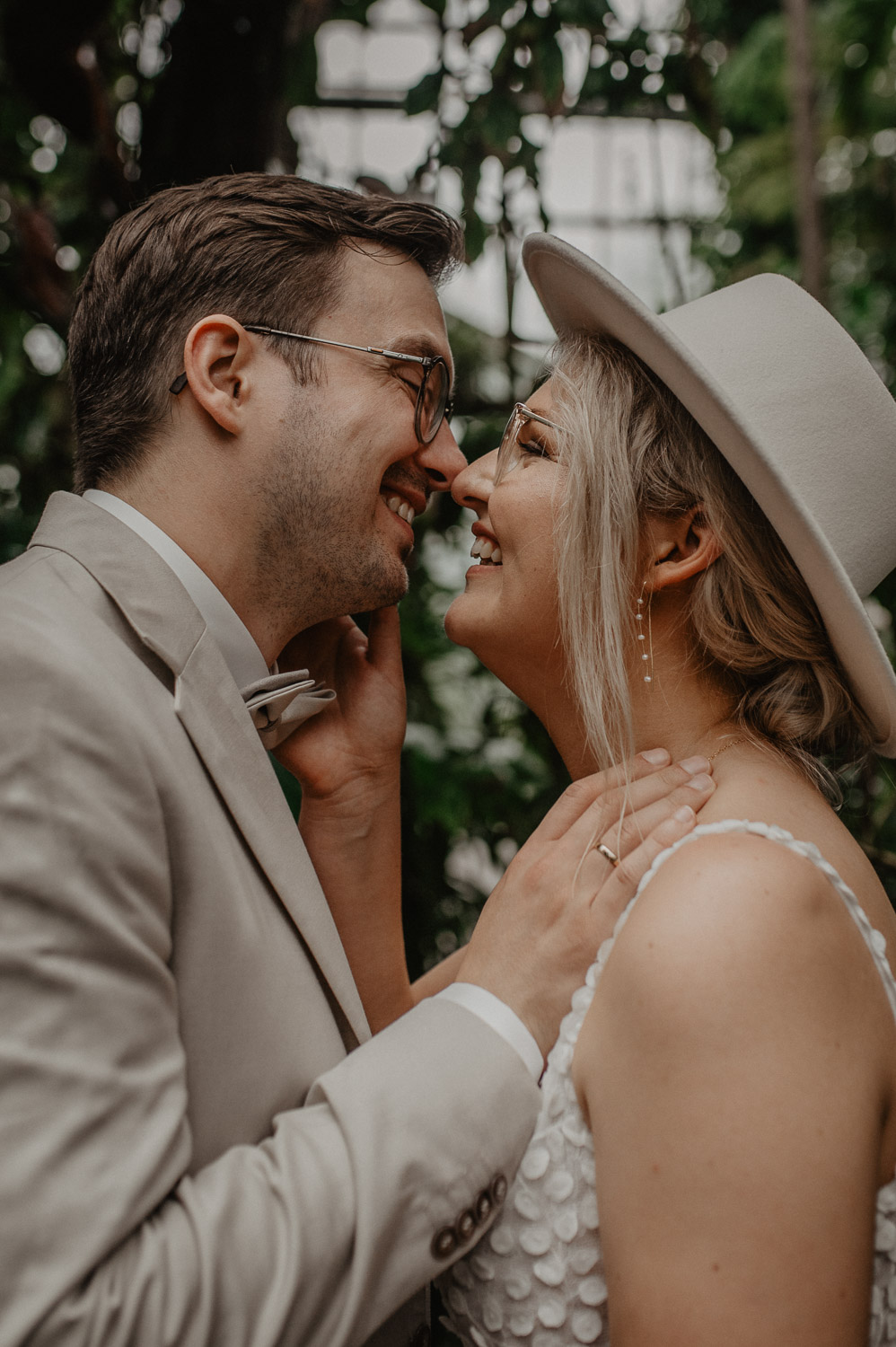 Nahaufnahme vom verliebten Brautpaar beim Kuss