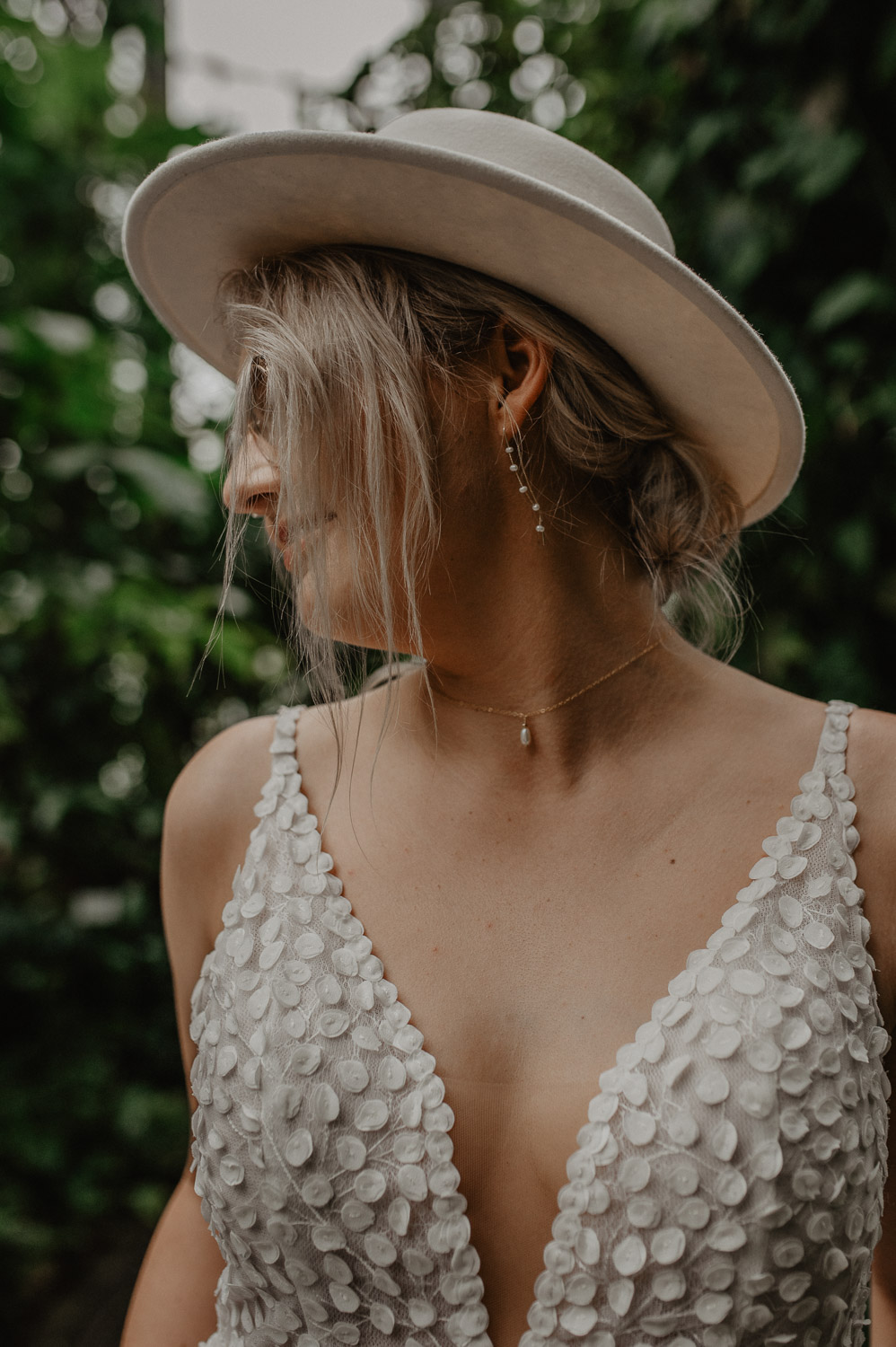 Nahaufnahme der Braut mit Boho-Hut im Tropenhaus Osnabrück