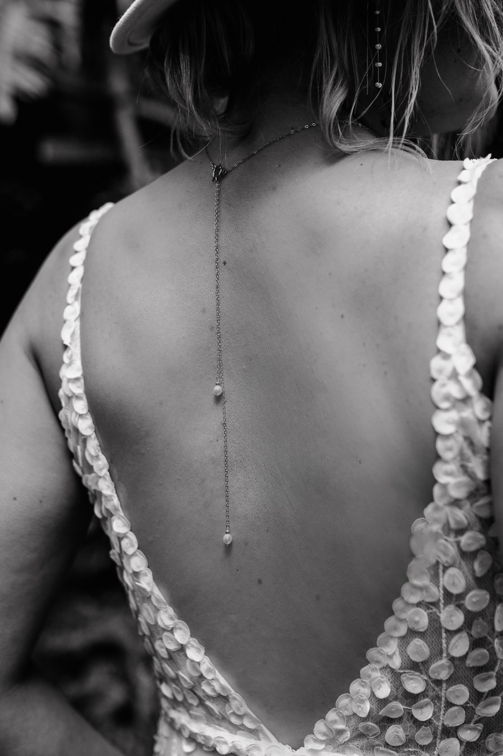 Rückenansicht der Braut mit feiner Rückenkette