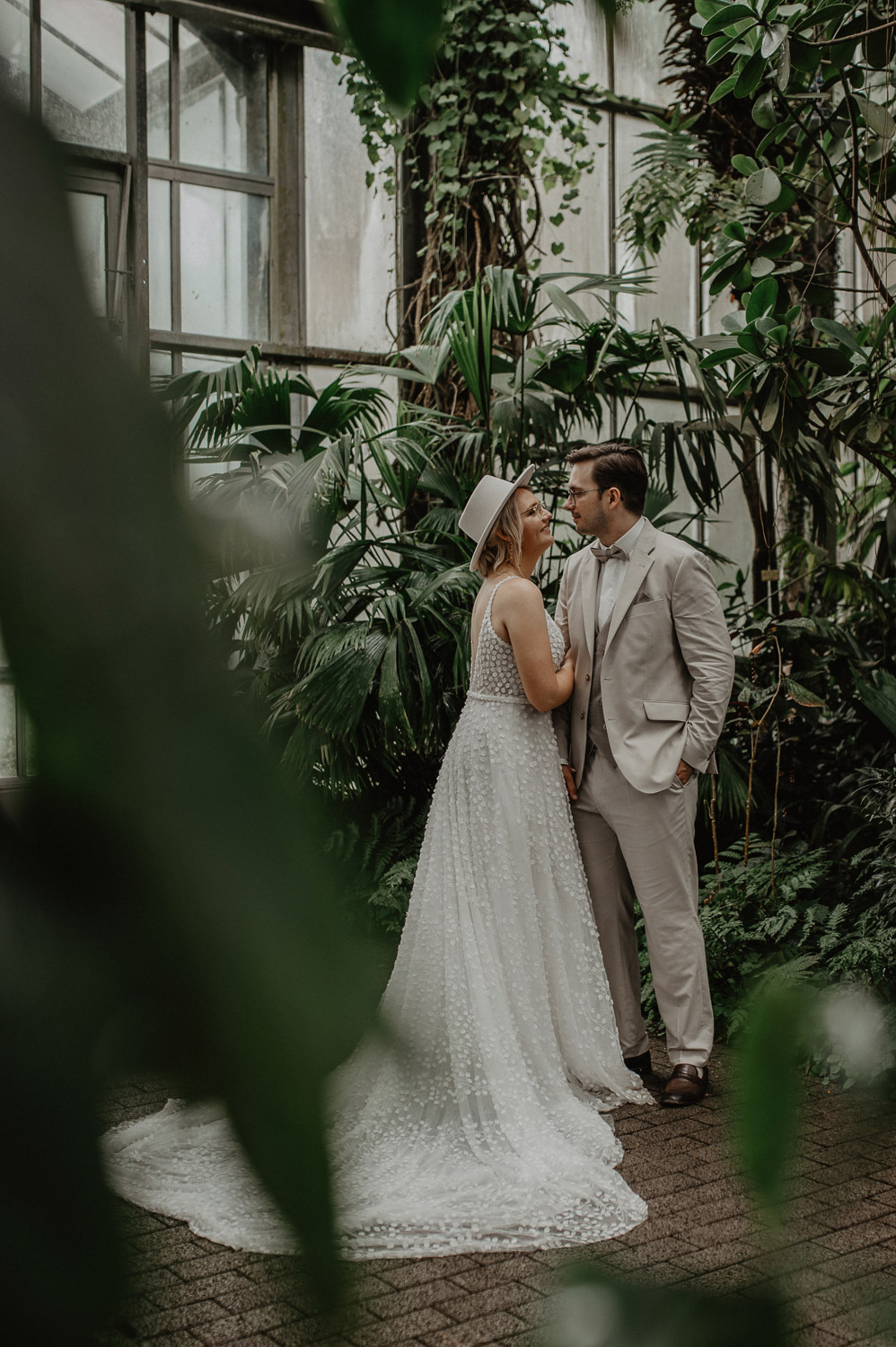 Brautpaar steht zwischen Pflanzen im Tropenhaus Osnabrück