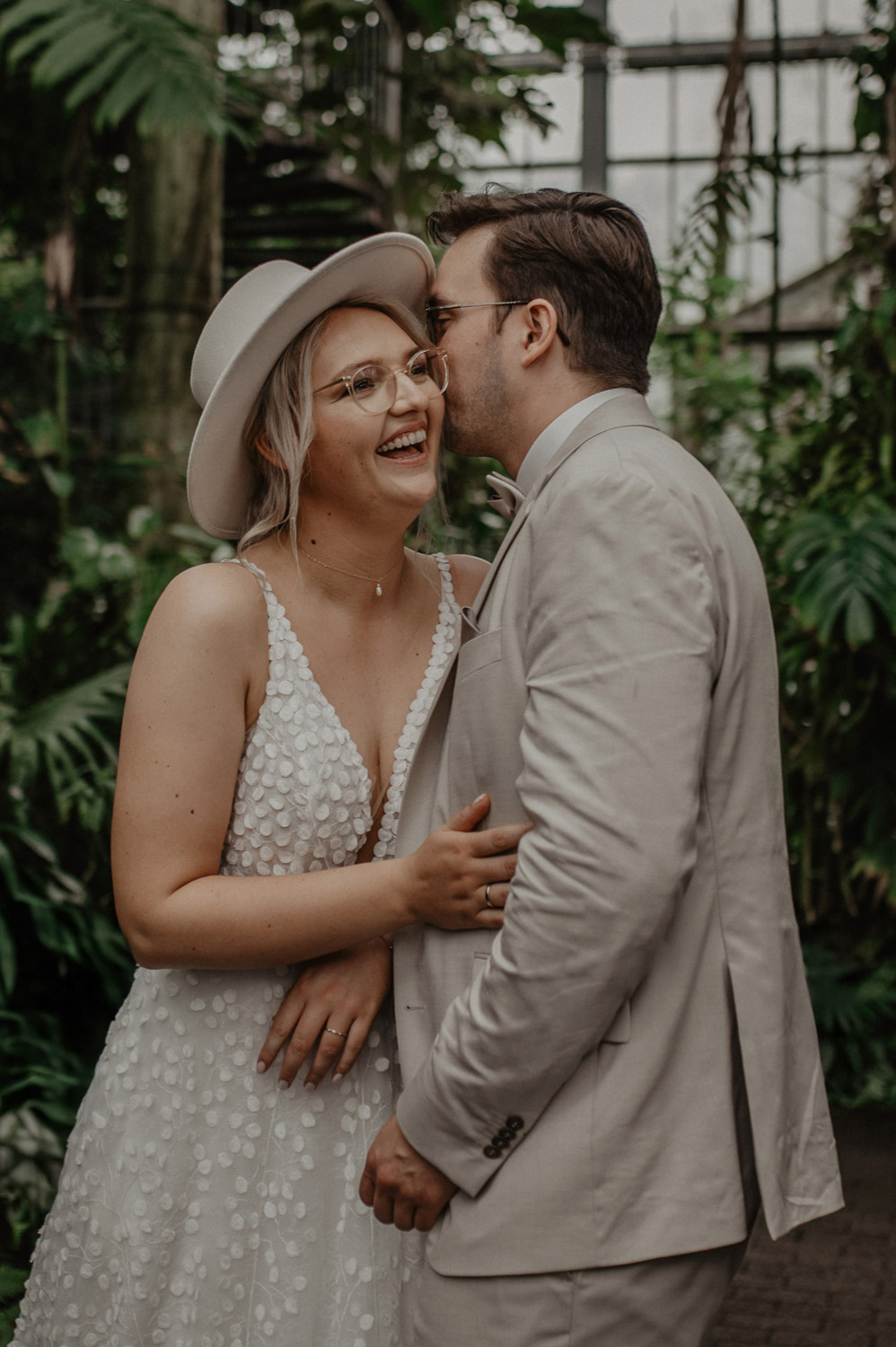 Bräutigam flüstert der Braut etwas ins Ohr