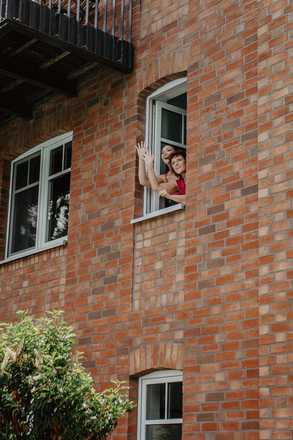 Gäste winken aus dem Fenster bei Ankunft im Beverland