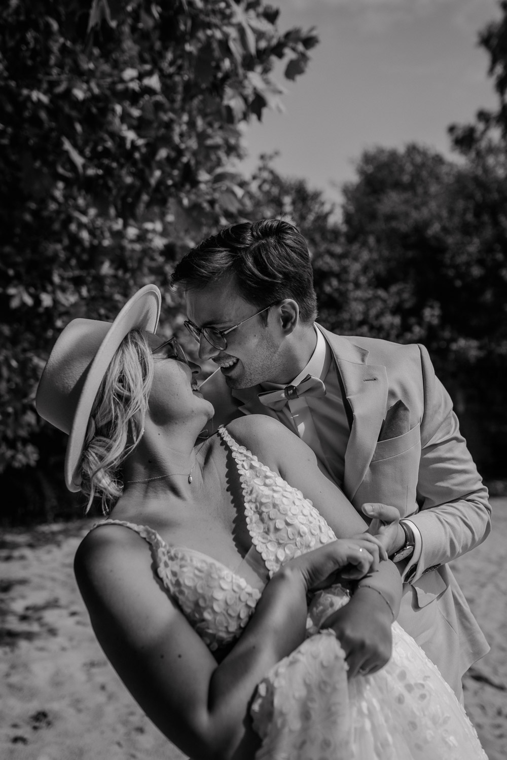 Brautpaar lacht sich verliebt an im Boho-Look