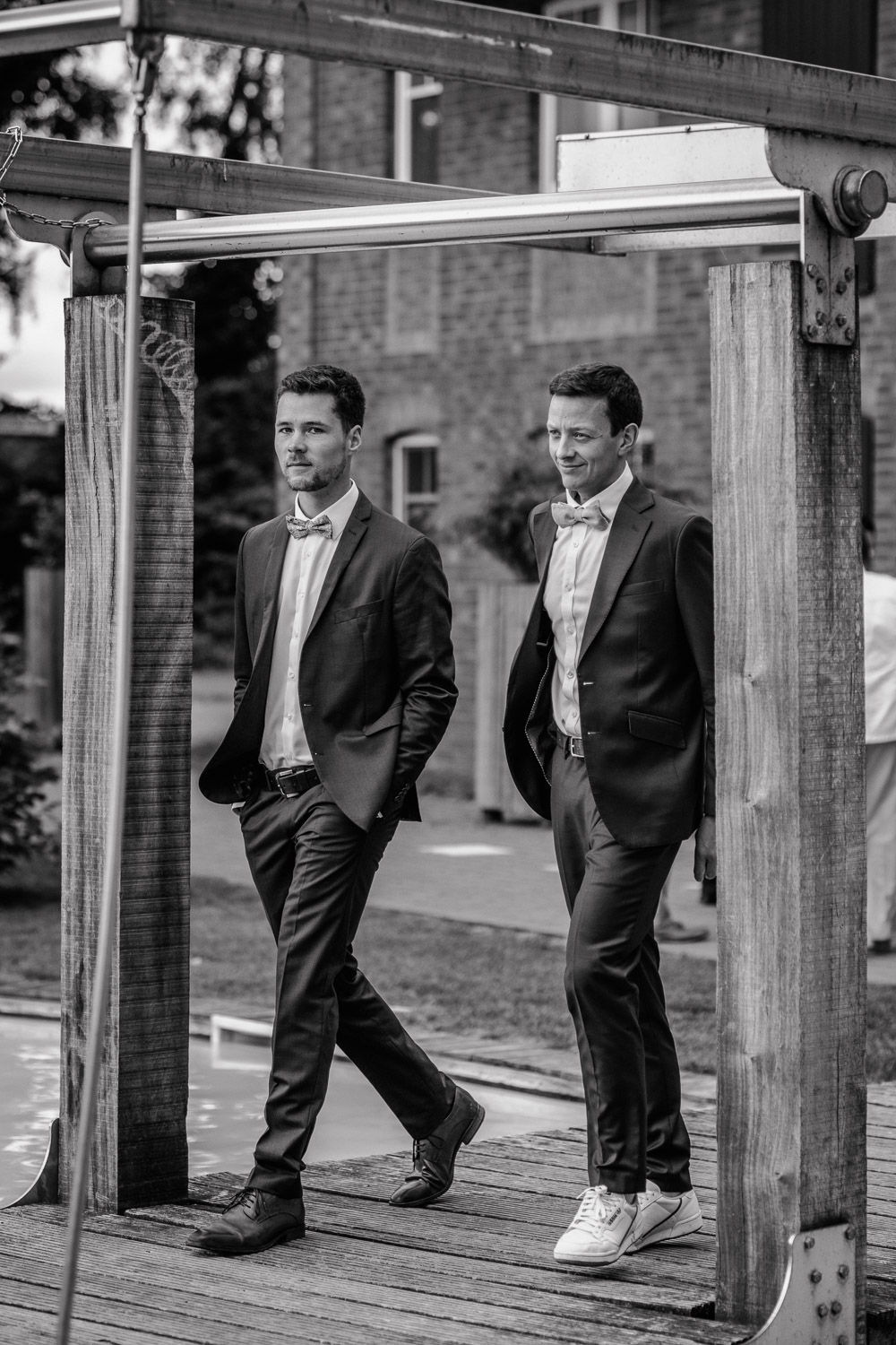 Zwei Männer im Anzug betreten Steg zur Trauung