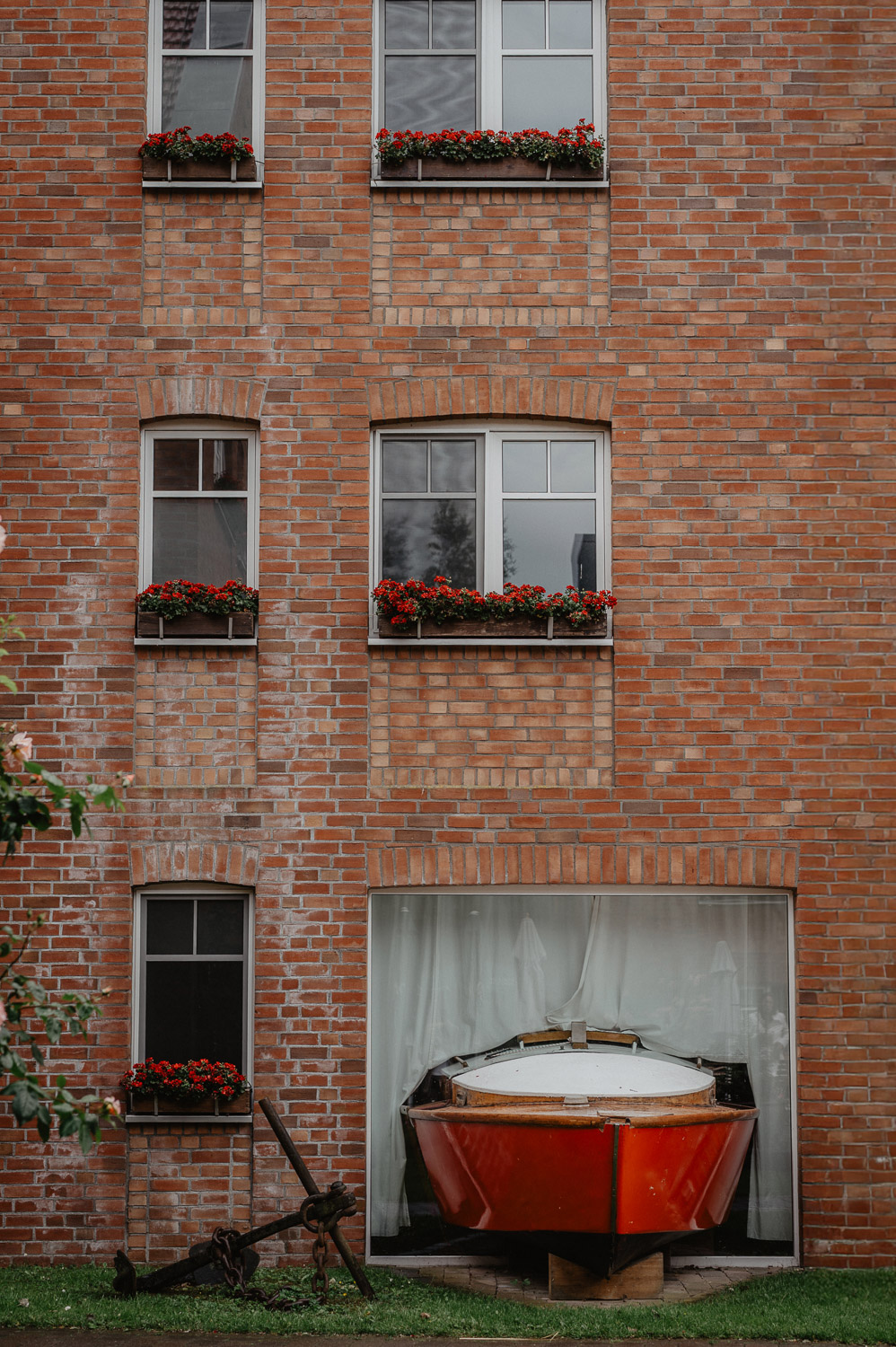 Rotes Boot in Backsteinwand des Beverland Resorts